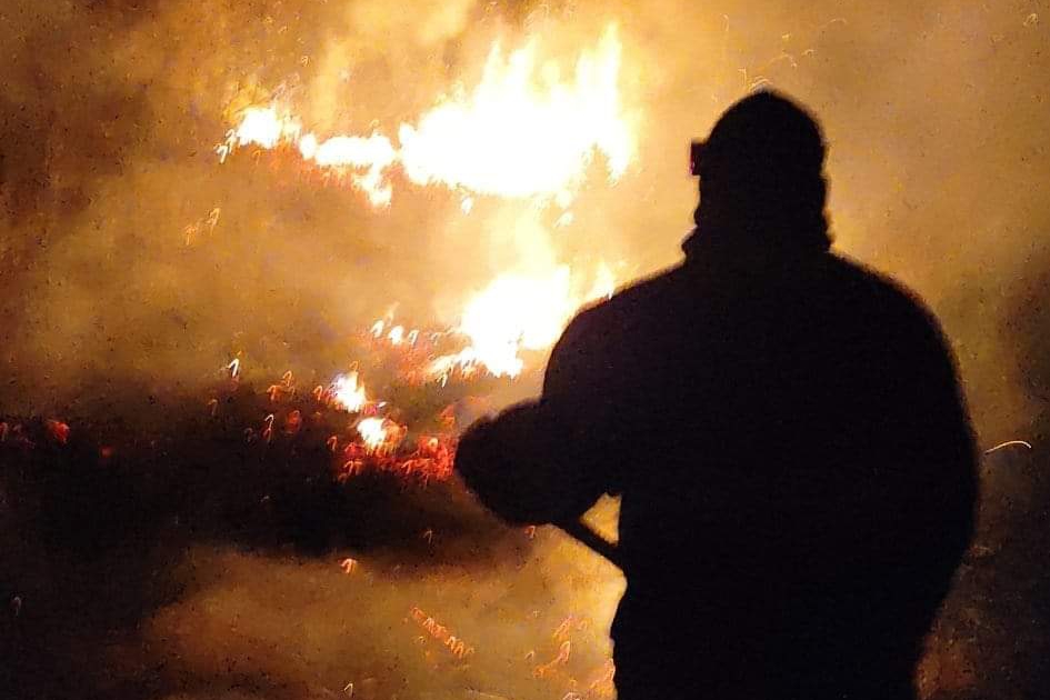 Bombeiros Voluntários combatem incêndio em terreno em Águas de Lindóia