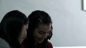 A jovem com câncer no cérebro que voltou a estudar após tratamento experimental na Unicamp
