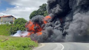 Baú de caminhão pega fogo e interdita alça de acesso da SP-340 em Campinas