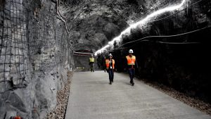 Como é a viagem até as cavernas gigantes onde cientistas investigam a origem do universo