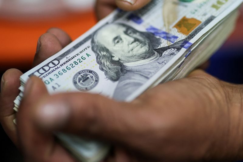 Dólar abre perto da estabilidade de olho em pesquisas eleitorais