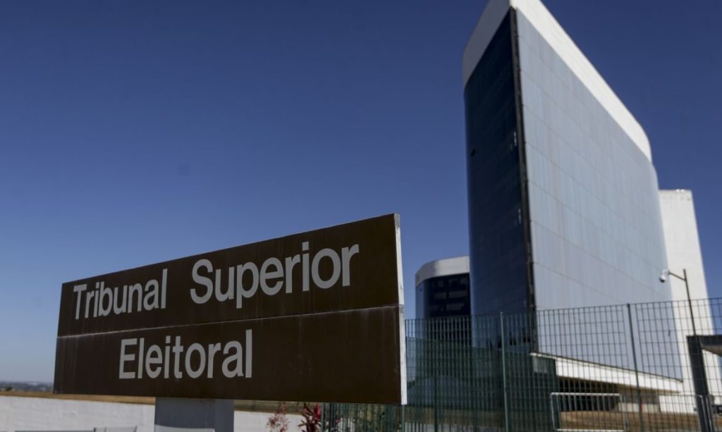 TSE retoma contagem de votos em todo o país