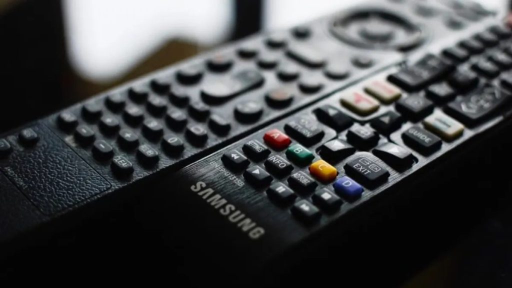 Um controle para ligar a TV e outro para trocar de canal? Uma combinação de dois botões resolve o problema