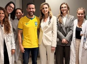 André Janones recebe alta e deixa hospital em São Paulo