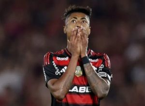 Bruno Henrique mostra abatimento após queda do Flamengo: “Difícil falar”