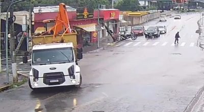 Caminhão com retroescavadeira puxa fiação e derruba poste em Vinhedo