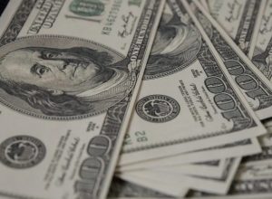 Dólar abre em queda após disparar 8% na sessão anterior