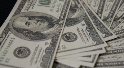 Dólar abre em queda após disparar 8% na sessão anterior
