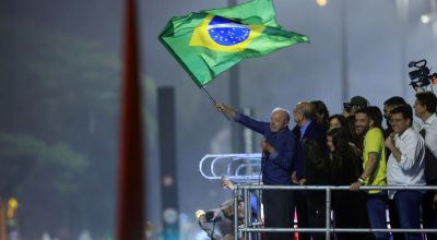 Em festa da vitória, Lula pede que público cante Hino da Independência