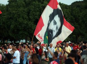 Lula e eleitores idosos se emocionam em “festa de aniversário”