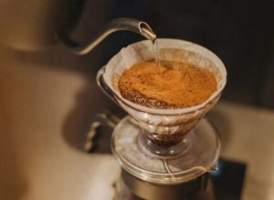 Sal no café? Entenda como uma simples pitada pode reduzir o amargor e mudar o sabor da bebida