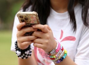 Trabalho por aplicativo, redes sociais e Marx: como revisar sociologia para vestibulares e Enem