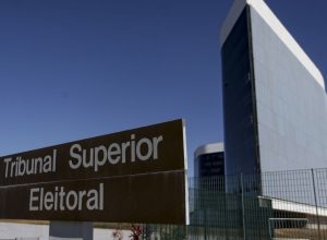 TSE retoma contagem de votos em todo o país